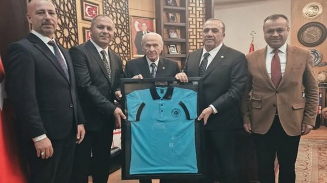 BAHÇELİ’DEN ÖĞRENCİLERE FORMA JESTİ!