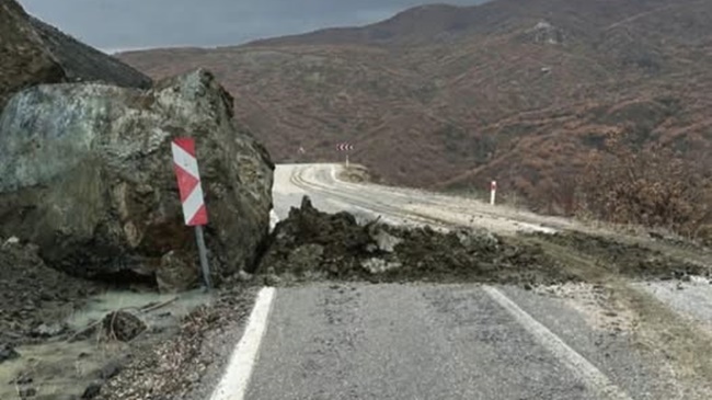 KALEDERE YOLUNDA KAYA YOLA DÜŞTÜ