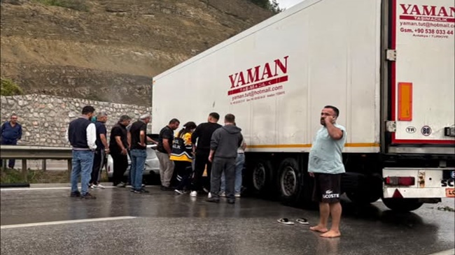 MAKASLAYAN TIRA OTOMOBİL ÇARPTI, 2 YARALI