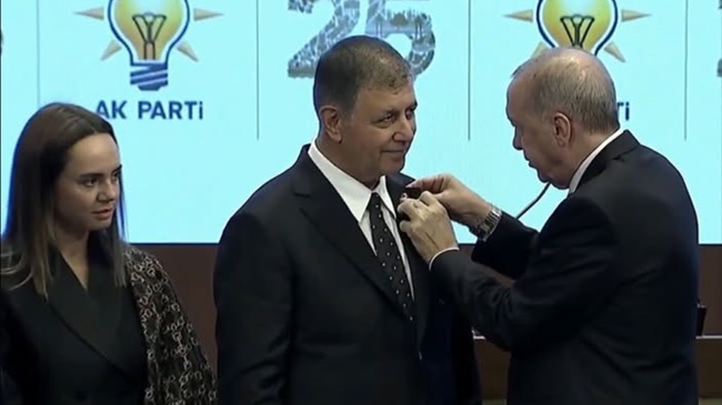 CEMİL TUGAY AK PARTİ’YE KATILDI  ROZETİNİ CUMHURBAŞKANI TAKTI