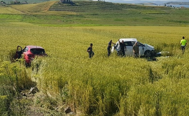Ã‡ARPIÅžAN OTOMOBÄ°LLER TARLAYA UÃ‡TU