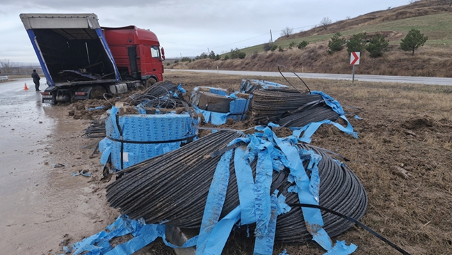 Ã‡ORUM'DA Ã‡ELÄ°K HALAT YÃœKLÃœ TIR ORTA REFÃœJE Ã‡IKTI
