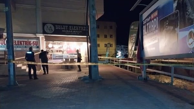 TARTIŞTIĞI KİŞİYİ BACAKLARINDAN VURDU