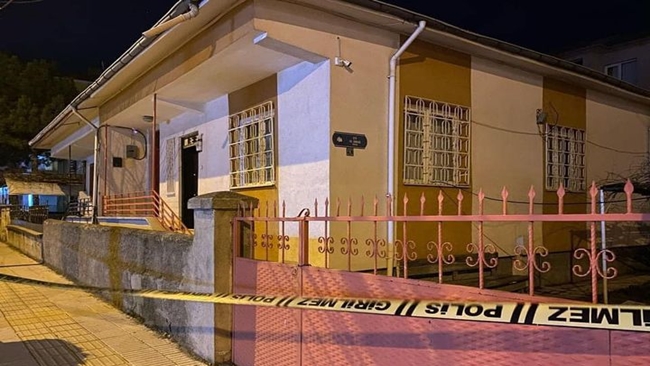 YAÅžLI KADIN KENDÄ°NÄ° ASTI