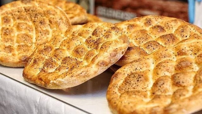 UMRE PARASINA PİDE DAĞITTI
