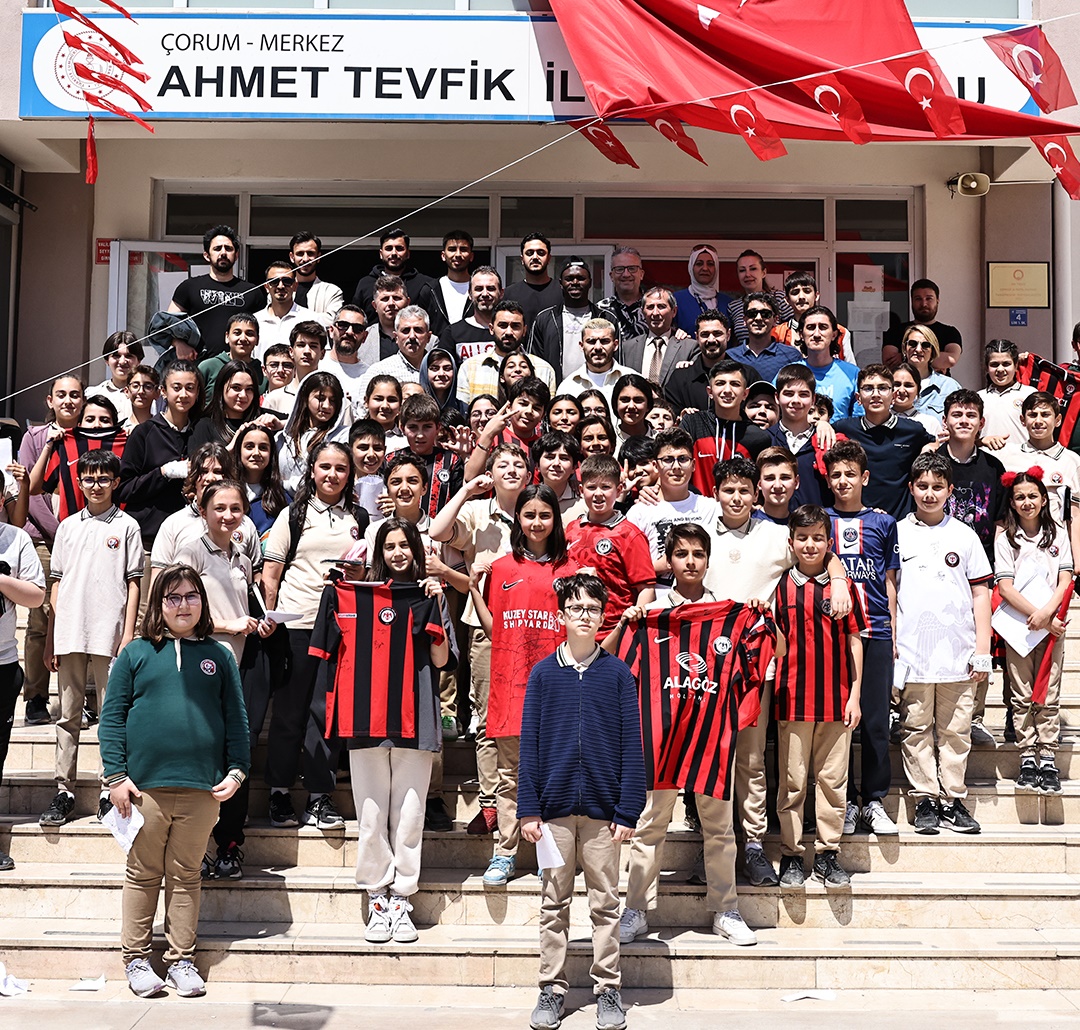 ÇORUM FK FUTBOLCULARINA SEVGİ SELİ!