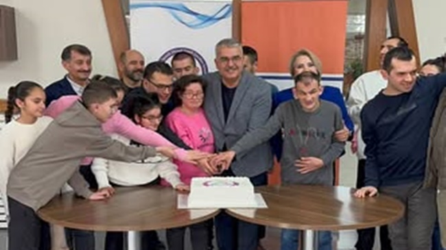 AHLATCI’DAN FEDAKÂR ANNELERE ANLAMLI SÜRPRİZ