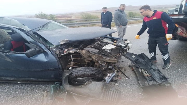 OTOMOBÄ°L Ä°LE Ã‡EKÄ°CÄ° Ã‡ARPIÅžTI: 4 KÄ°ÅžÄ° YARALANDI