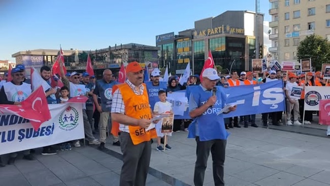 AK PARTİ ÖNÜNDE EYLEM YAPTILAR