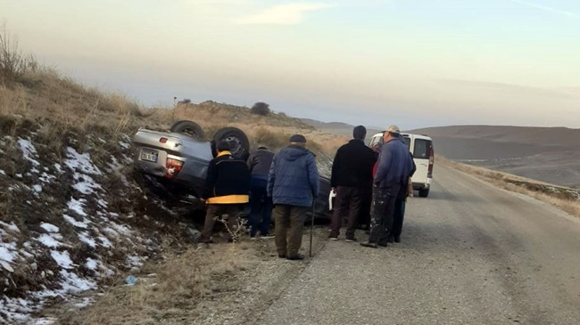 KÖY YOLUNDA OTOMOBİL DEVRİLDİ