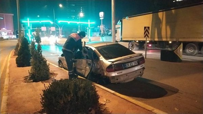 AYDINLATMA DÄ°REÄžÄ°NE Ã‡ARPAN  ARACIN SÃœRÃœCÃœSÃœ YARALANDI