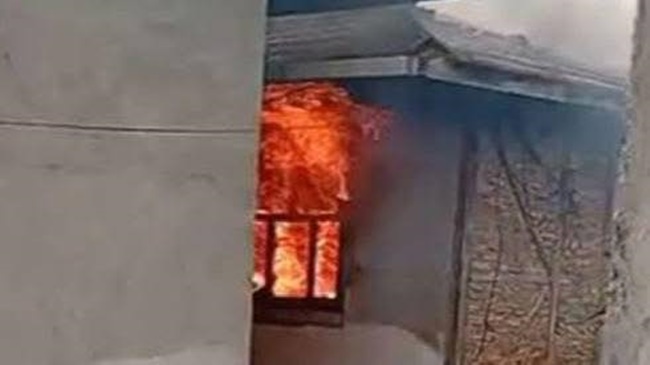 KORKUTAN YANGIN! BİR EV TAMAMEN YANDI