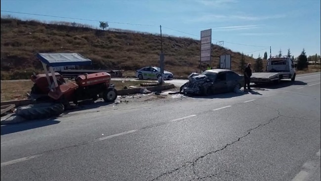 ÇORUM’DA TRAKTÖR İLE OTOMOBİL ÇARPIŞTI: 5 YARALI!