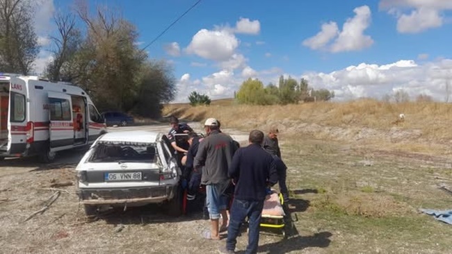 OTOMOBİL ÇAYA DEVRİLDİ