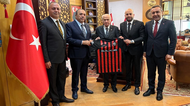 BAHÇELİ’YE ÇORUM FK FORMASI TAKDİM EDİLDİ