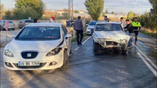 İSKİLİP YOLUNDA KAZA: 2 ARAÇ ÇARPIŞTI, BİR KİŞİ YARALANDI