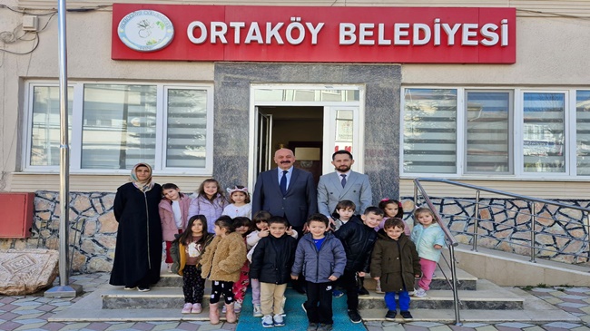 MİNİK ÖĞRENCİLERDEN BAŞKAN İSBİR’E ZİYARET