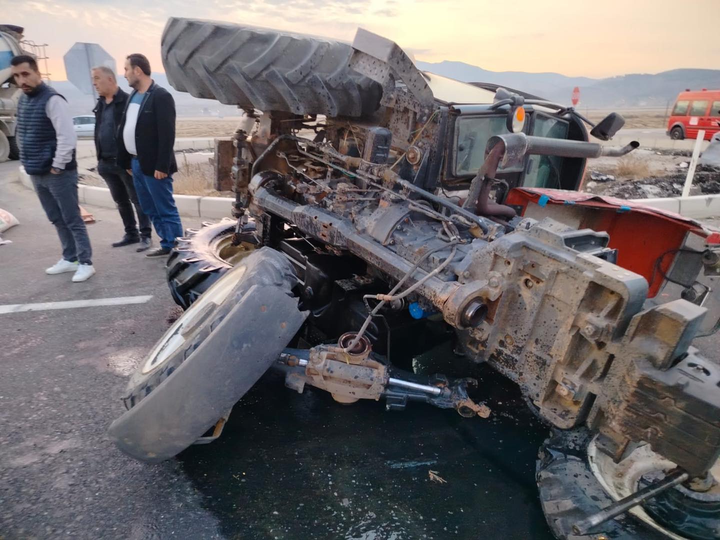 OTOMOBÄ°L Ä°LE TRAKTÃ–R Ã‡ARPIÅžTI