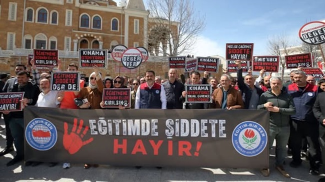 ŞEHİT ÖĞRETMEN VE ÖĞRENCİLER İÇİN DUA EDİLDİ