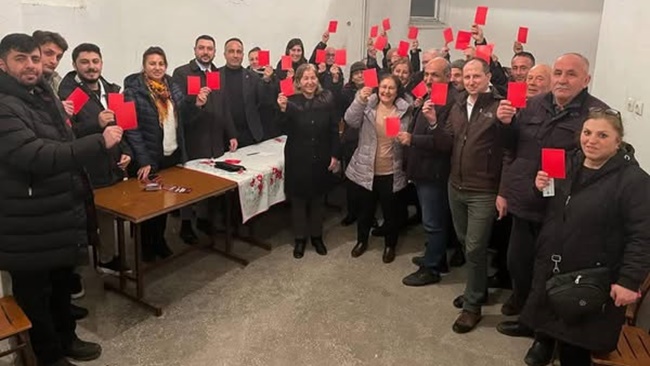KIRMIZI KART GÖSTERİP CHP’YE ÜYE OLDULAR