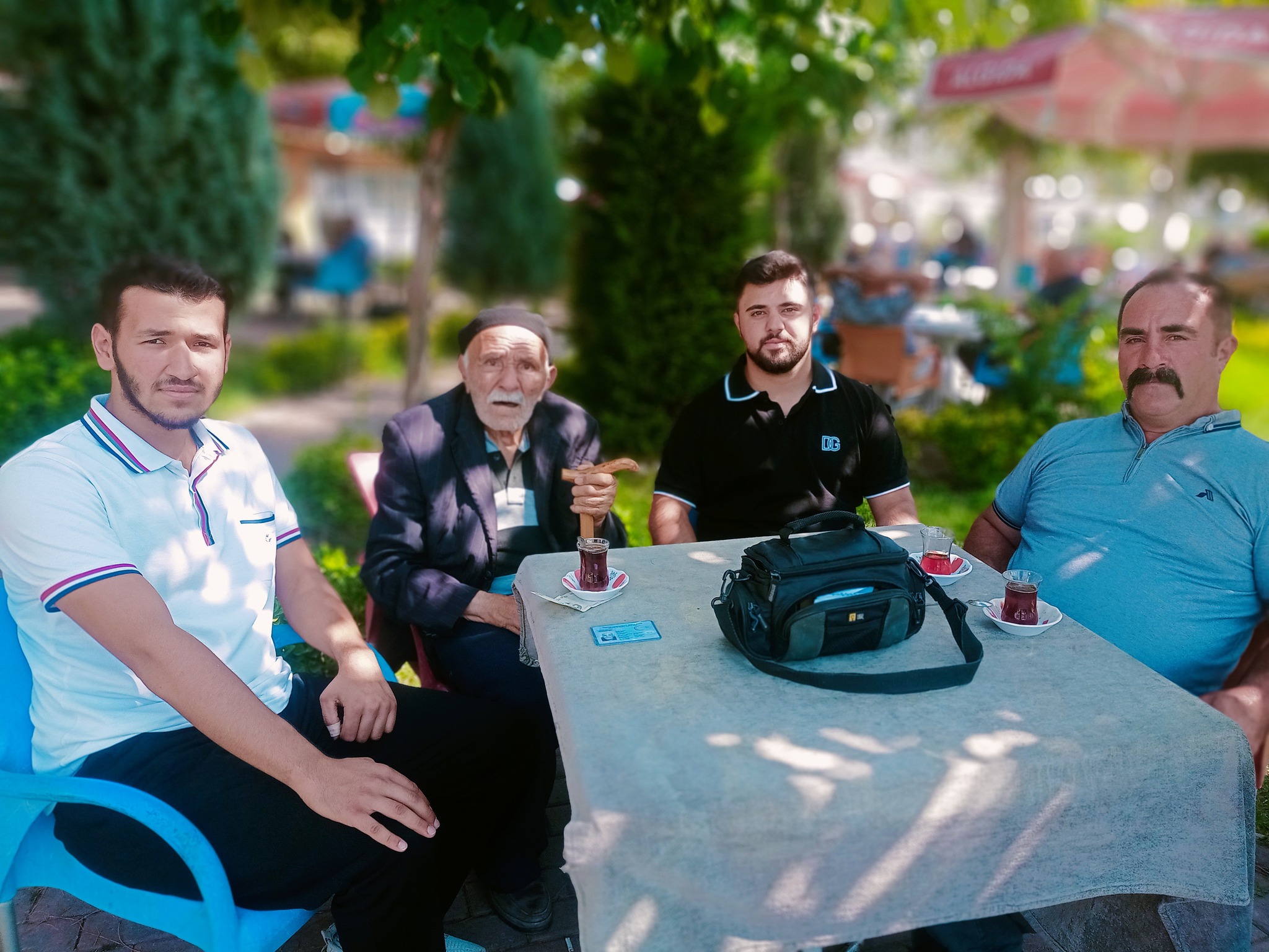 ÖRNEK DAVRANIŞ! KAHVEDE UNUTULAN  54 BİN LİRA SAHİBİNE TESLİM EDİLDİ