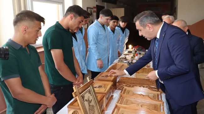 DERE, GENÇLERLE BULUŞTU