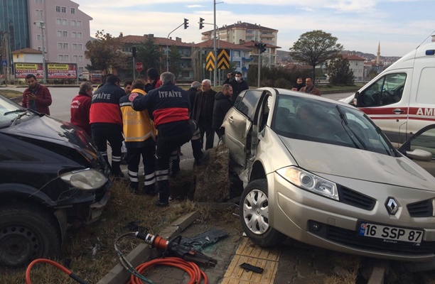 MÄ°NÄ°BÃœS Ä°LE OTOMOBÄ°L Ã‡ARPIÅžTI