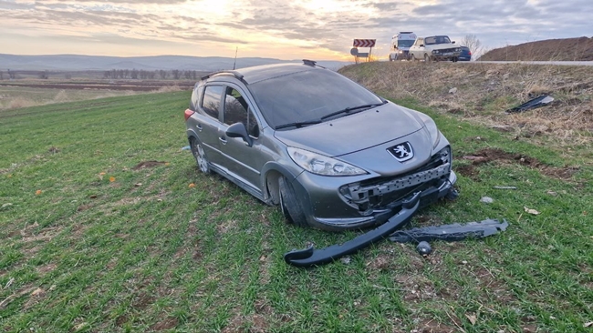 OTOMOBÄ°L TARLAYA UÃ‡TU