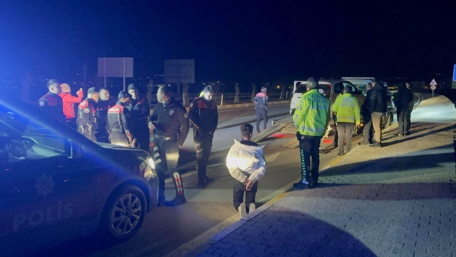 EHLÄ°YETSÄ°Z SÃœRÃœCÃœ POLÄ°STEN  KAÃ‡ARKEP EKÄ°P OTOSUNA Ã‡ARPTI