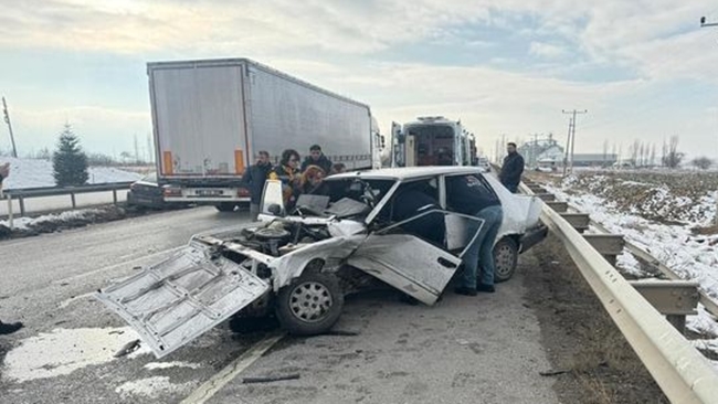 2 OTOMOBÄ°L Ã‡ARPIÅžTI: 2 KÄ°ÅžÄ° YARALANDI