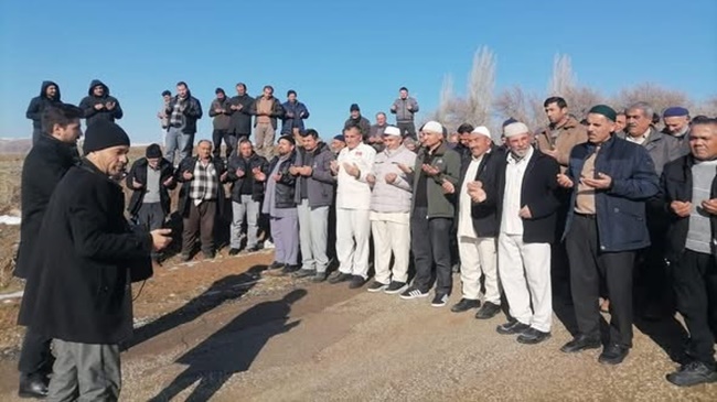 KÖYLÜLER TOPLU HALDE UMREYE GİTTİ
