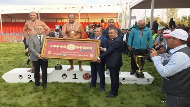 SUNGURLU’DA MEHMET YEŞİL  YEŞİL “BAŞPEHLİVAN” OLDU