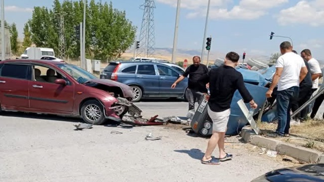 KAVŞAKTA İKİ OTOMOBİL ÇARPIŞTI: 1 YARALI