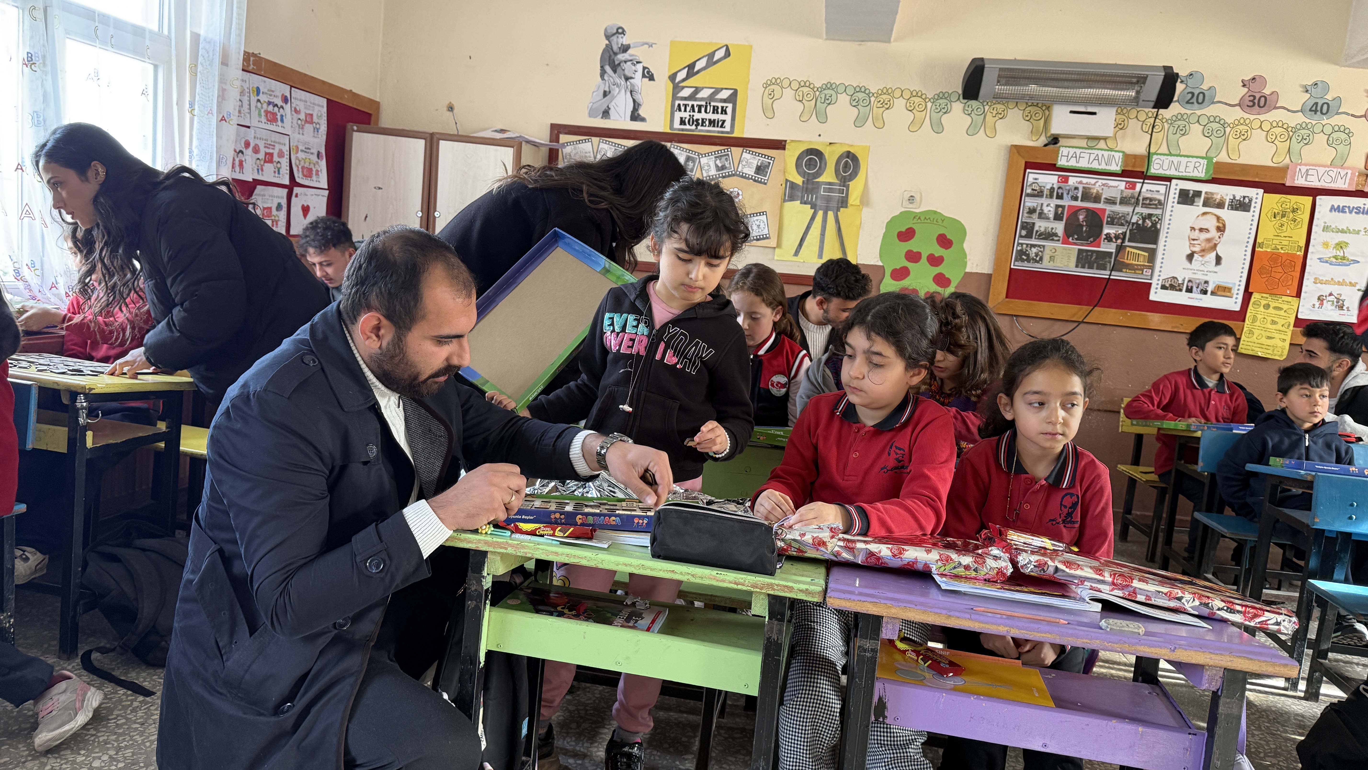 AK GENÇLİK’TEN KÖY OKULUNA ANLAMLI ZİYARET