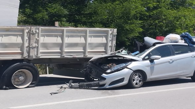 TIR’A ARKADAN ÇARPAN OTOMOBİL HURDAYA DÖNDÜ
