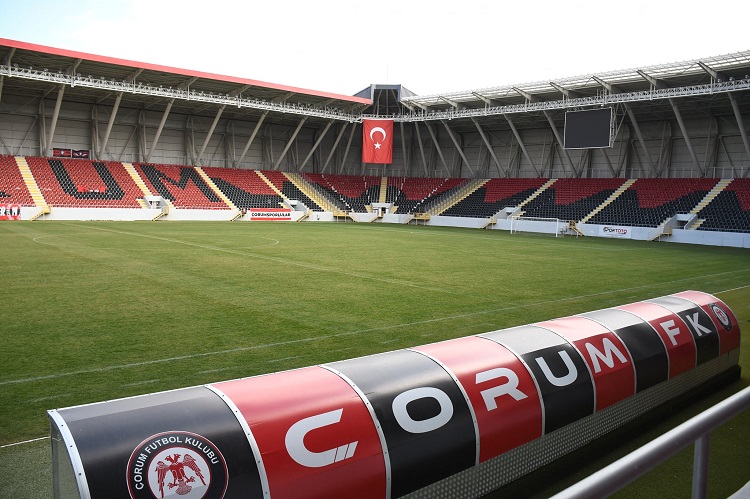 KIRMIZI-ŞİMŞEKLER, TRİBÜN DEĞİŞTİRDİ